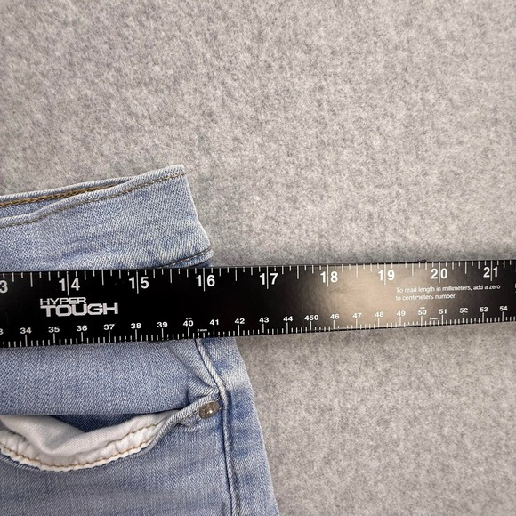 Levis Mid Length Shorts Women 29 Light Wash Excellent Cuffed Denim Jean 4 Inseam - Picture 9 of 10